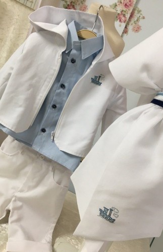 1861- Λευκό κοστούμι με σιέλ πουκαμισάκι
